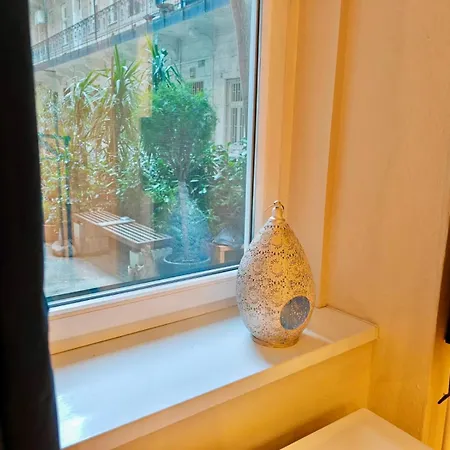 Goldcentral Ring Next To New York Cafe Apartamento